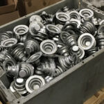 Piezas de metal estampadas, limpiadas y protegidas con Axxatec™ DA-24C.