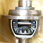 Metal recubierto con ZERUST Axxanol 758 Aceite VCI, listo para ser embalado en bolsas ZERUST VCI.