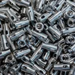 Piezas metálicas recubiertas con un antioxidante de larga duración antes del envío.