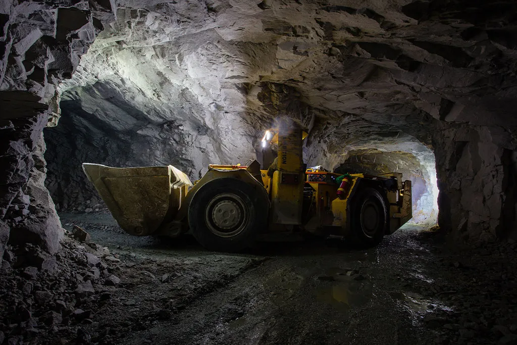 Perforadoras Rotatorias, Bulldozer y Excavadora Operando en un Sitio Minero, Enfrentando Desafíos de Corrosión en la Minería