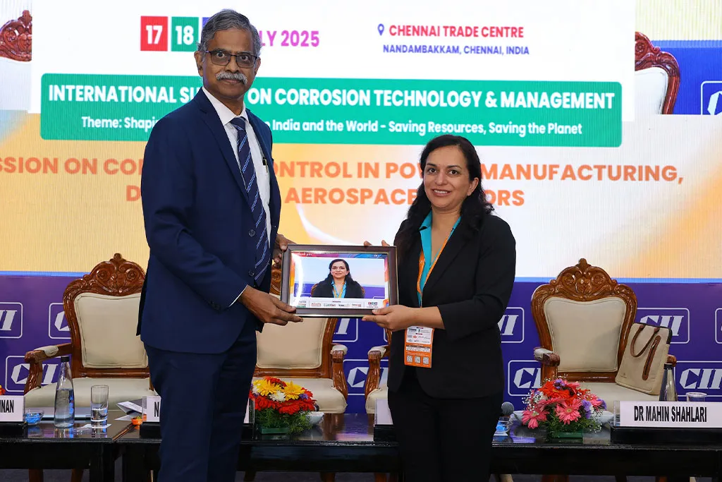 La DRA. Mahin Shahlari recibiendo una placa de el DR. U. Kamachi Mudali en CII Conrtem 2025