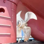 Hélice de barco de carga oxidada causada por exposición marina