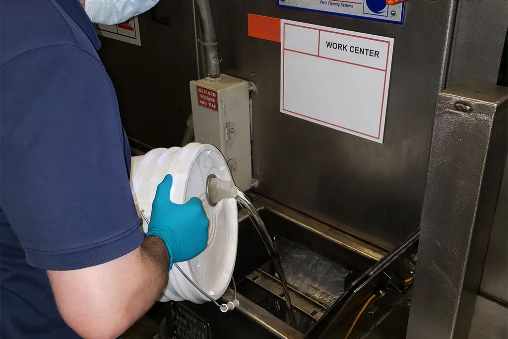 Técnico dando servicio al sistema de gestión de fluidos de limpieza