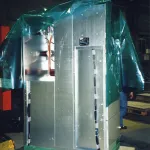 Empaque de rack de servidores industriales durante el despliegue en centros de datos