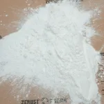 Primer plano del polvo aditivo AxxaVis WBA-10 para granallado con vapor húmedo